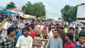 बस्तर दशहरा 2026: 7 किमी बैलगाड़ी खींचकर दंतेश्वरी मंदिर लाई गई साल की लकड़ी, 12 अगस्त को निभाई जाएगी पहली ‘पाठजात्रा’ रस्म