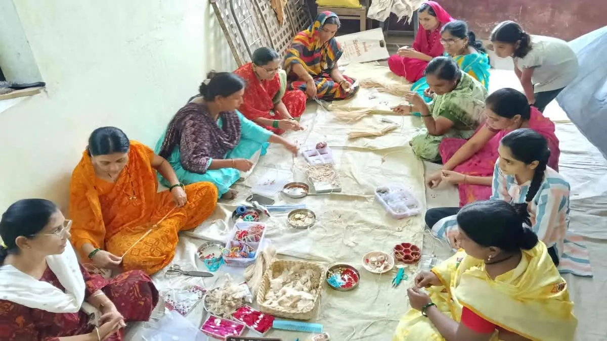 बुरहानपुर में ‘वेस्ट से बेस्ट’ की अनूठी मिसाल, केले के तनों से महिलाओं ने बनाईं ईको-फ्रेंडली राखियां