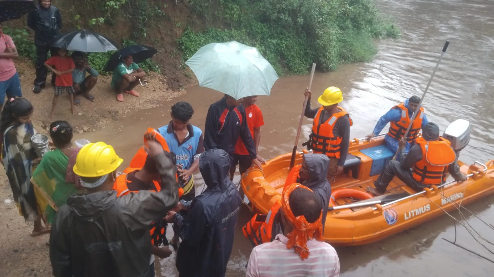 बीजापुर में भारी बारिश से उफान पर चिंतावागु नदी: नगर सेना ने बोट से सुरक्षित पार कराई नदी, मरीजों को दी प्राथमिकता