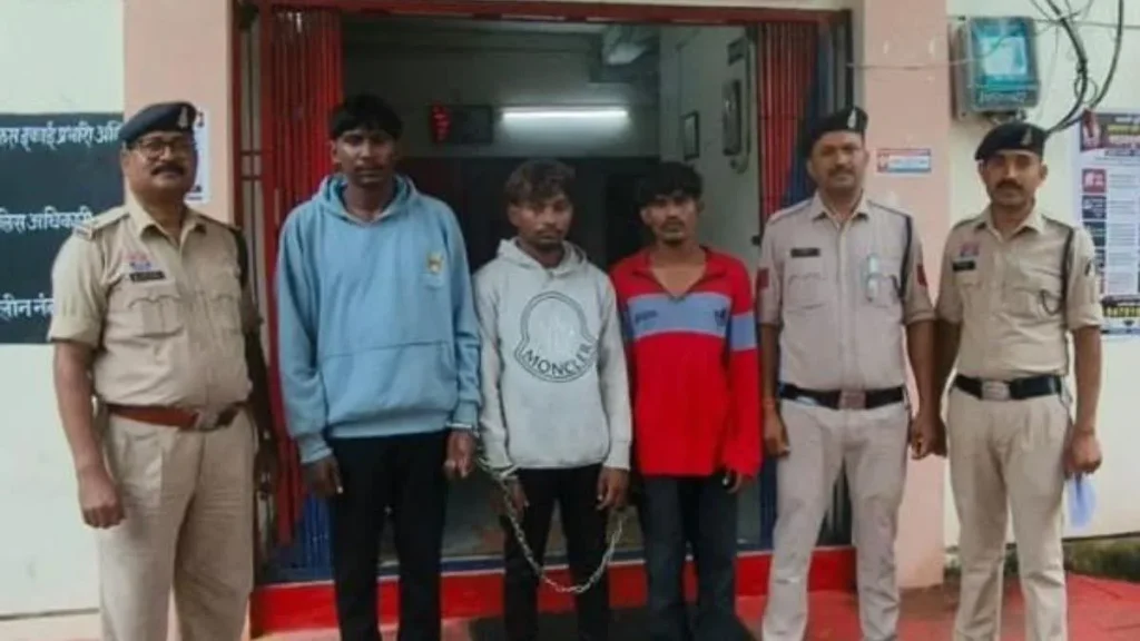 धमतरी में चाकू की नोक पर सोने का लॉकेट लूटने वाले 3 आरोपी गिरफ्तार, बाइक और चाकू बरामद