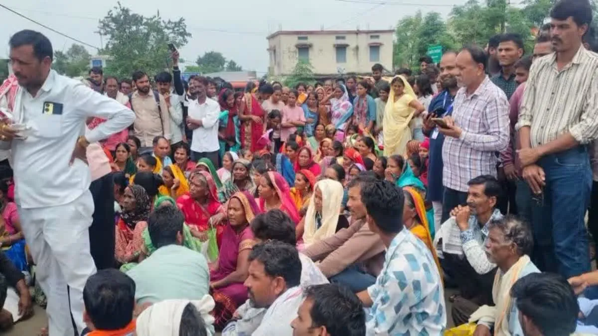 छिंदवाड़ा में खाद वितरण पर लगी अंतरिम रोक: धांधली के आरोपों के बीच किसानों का चक्काजाम, स्टॉक सत्यापन जारी