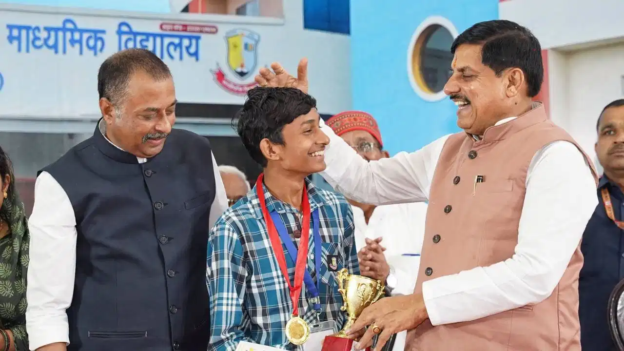 मध्य प्रदेश: श्रीकृष्ण की 64 कलाओं और 14 विद्याओं से निखरेगी Gen Z प्रतिभा, ₹1 लाख छात्रवृत्ति पर छिड़ा राजनीतिक घमासान