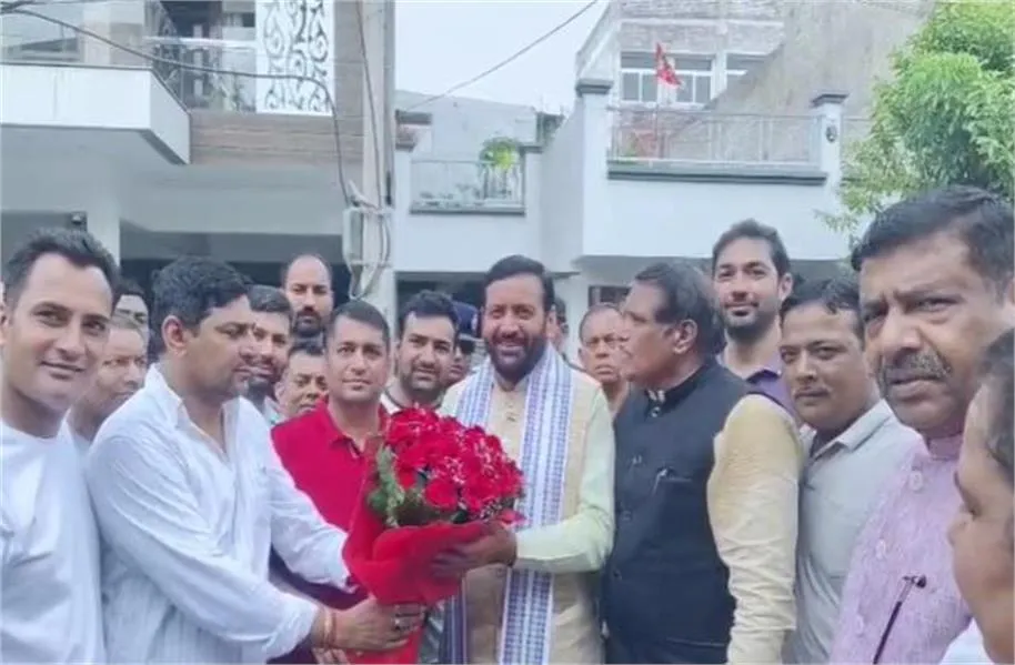 UPSC में ऑल इंडिया 3rd रैंक लाने वाले एकांश ढुल के घर पहुंचे CM नायब सैनी; पंचकूला में दी बधाई, बढ़ाया युवाओं का हौसला