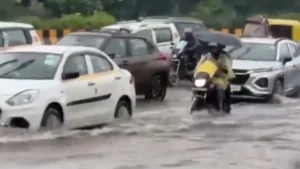 दिल्ली-एनसीआर में झमाझम बारिश से आफत: सड़कें बनीं तालाब, ट्रैफिक जाम और 7 उड़ानें जयपुर डायवर्ट