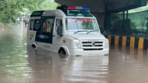 दिल्ली-NCR में भारी बारिश से आफत! सड़कों पर लगा भीषण जाम, डूबे अंडरपास; IMD का रेड अलर्ट जारी