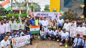 धमतरी में गूंजा ‘वंदे मातरम्’: साइकिल तिरंगा यात्रा में उमड़ा जनसैलाब, रायपुर से पहुंचे 25 साइकिल सवार