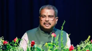 संसद में छात्रों पर लाठीचार्ज को लेकर घमासान जारी, धर्मेंद्र प्रधान का राहुल गांधी पर तीखा हमला