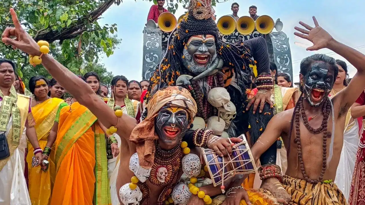 नंगे पांव आस्था या सोशल मीडिया ट्रेंड? जानिए क्यों डीजे और बाइक्स के दौर में भी अटूट है शिव भक्तों की श्रद्धा