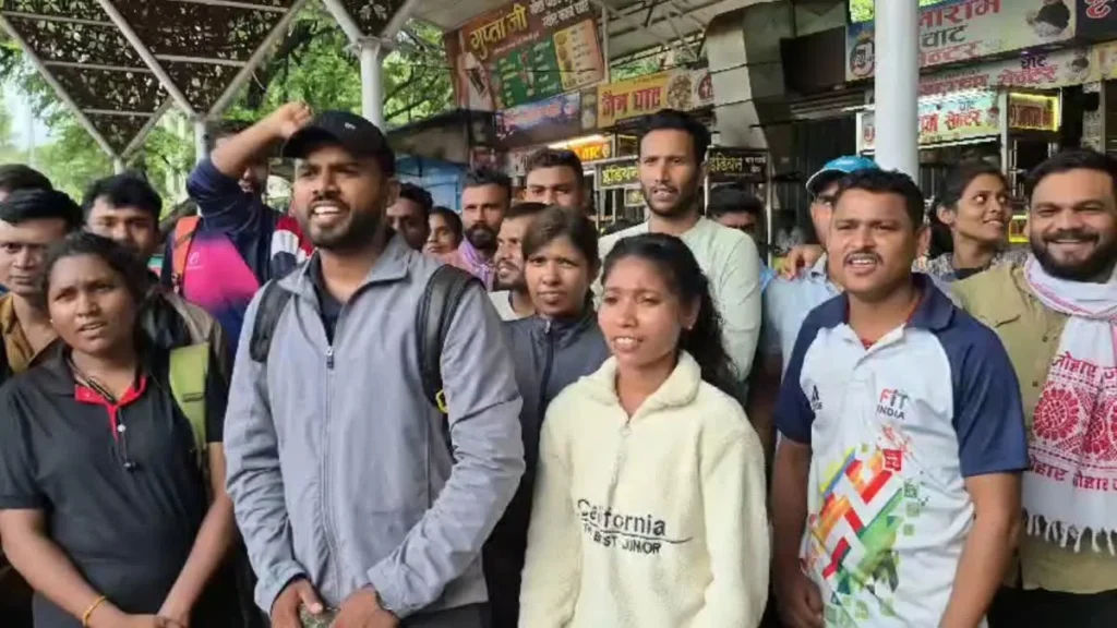 दुर्ग में शिक्षा मंत्री गजेंद्र यादव का घेराव: 3000 शिक्षक भर्ती में स्पोर्ट्स टीचर का एक भी पद न होने पर अभ्यर्थियों का फूटा गुस्सा