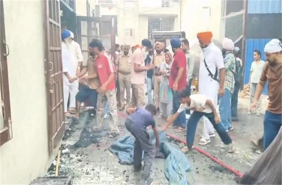फरीदकोट गुरुद्वारा साहिब अग्निकांड: फायर ब्रिगेड व संगत ने पाया आग पर काबू, बेअदबी से बचा पावन स्वरूप; जांच में जुटा प्रशासन