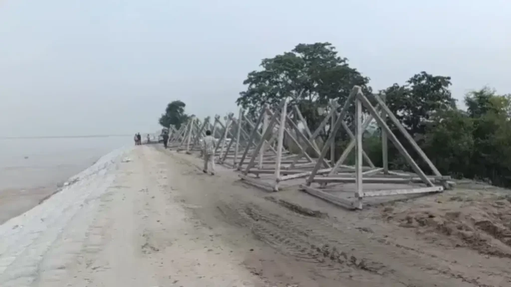 गंगा में उफान से बिजनौर बैराज का बायां तटबंध धंसा: 100 मीटर ACBM पैच नदी में समाया, युद्धस्तर पर बचाव कार्य शुरू
