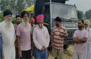 गुरदासपुर में विवाद! हड़ताल खत्म होते ही गांवों में कूड़ा फेंकने पहुंची गाड़ियां, ग्रामीणों ने रोका रास्ता