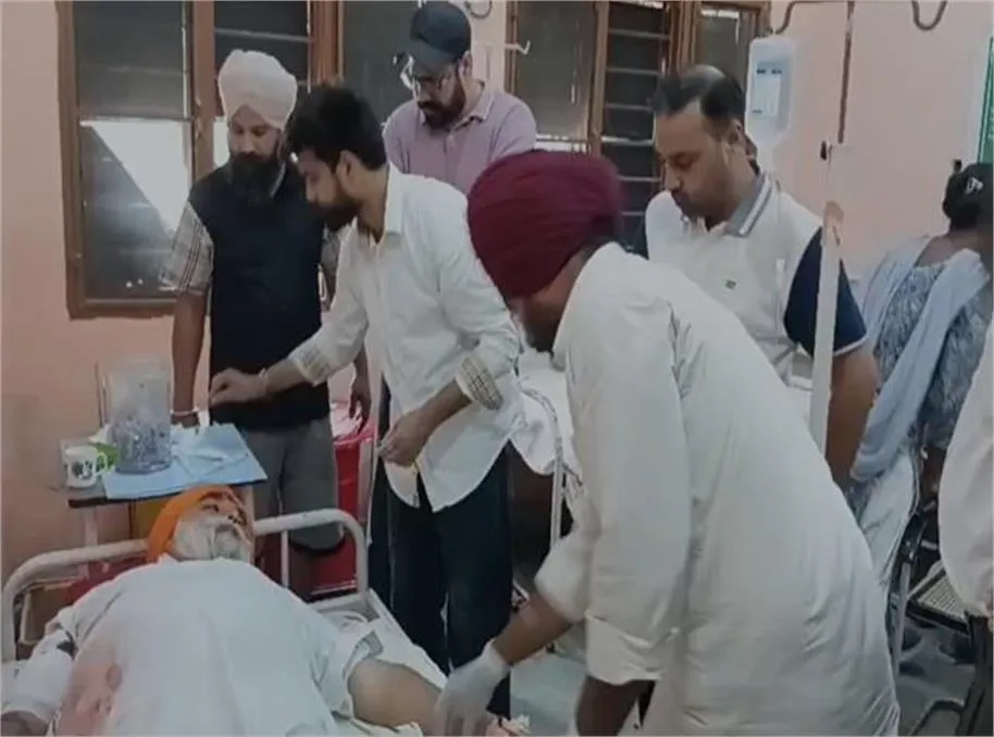 फतेहगढ़ चूड़ियां में दिनदहाड़े फायरिंग: कांग्रेस पार्षद के चाचा अमरजीत सिंह पर गोलियां चलाईं; अमृतसर रेफर