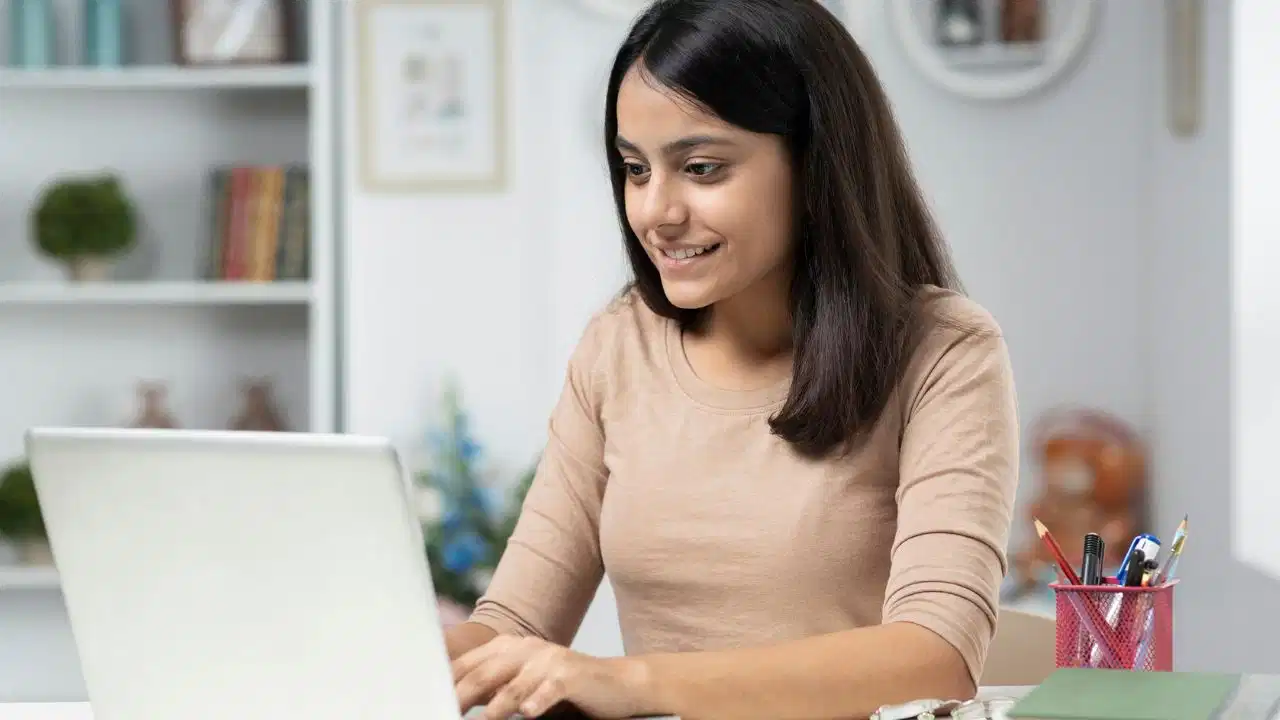 लैपटॉप की बैटरी हेल्थ कैसे चेक करें? बिना ऐप डाउनलोड किए ऐसे निकालें विंडोज की सीक्रेट रिपोर्ट
