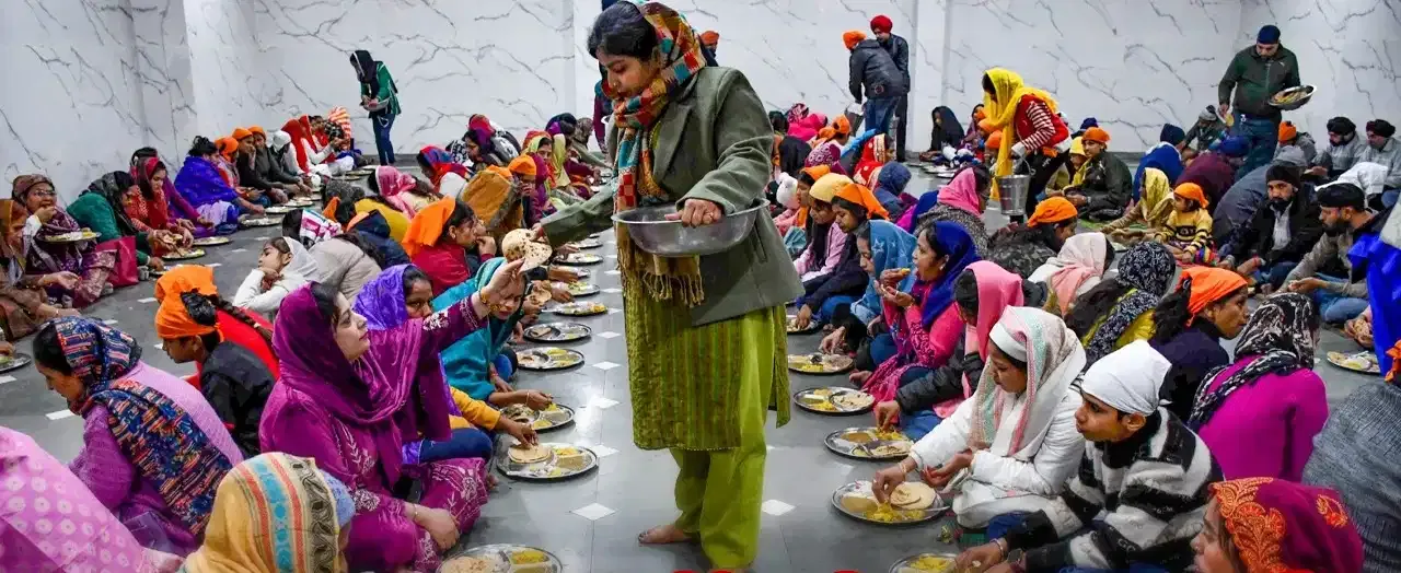 जानिए क्या है गुरुद्वारा लंगर की पावन परंपरा, जहां एक ही पंगत में मिट जाती हैं जाति, धर्म और अमीरी-गरीबी की दूरियां