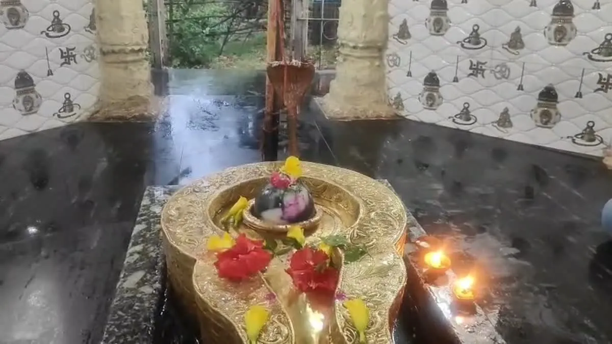 सावन के दूसरे सोमवार पर बैकुंठपुर के प्रेमाशंकर महादेव मंदिर में उमड़े भक्त, जानें 105 साल पुरानी यह अमर प्रेम गाथा