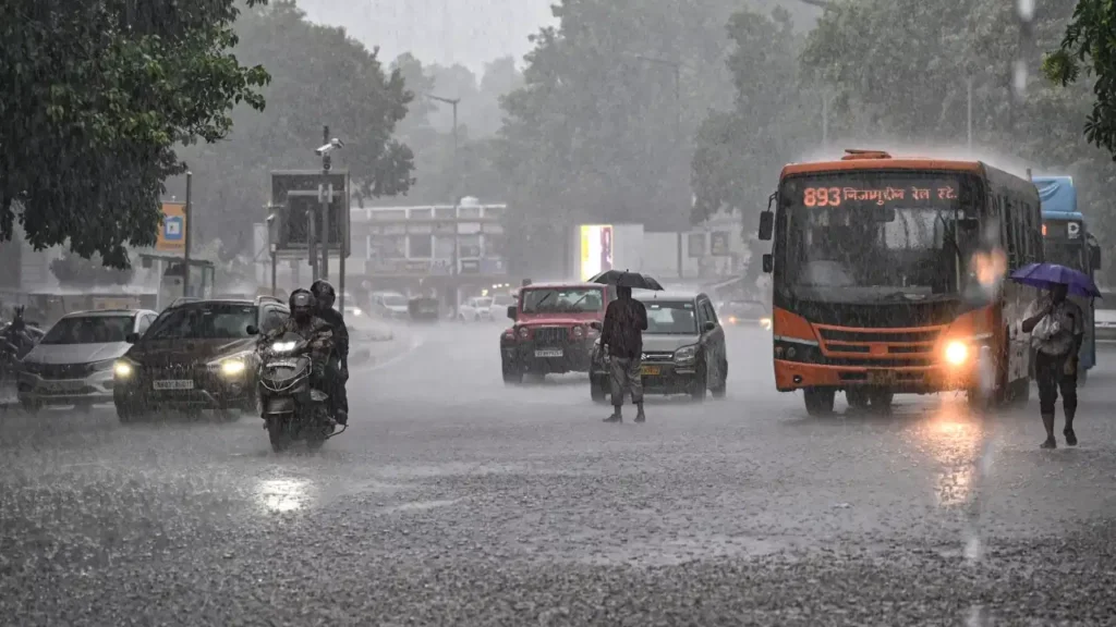 देशभर में मानसून का कहर: 12 राज्यों में बाढ़-बारिश का संकट, यूपी के 28 जिलों और राजस्थान में भारी बारिश का अलर्ट