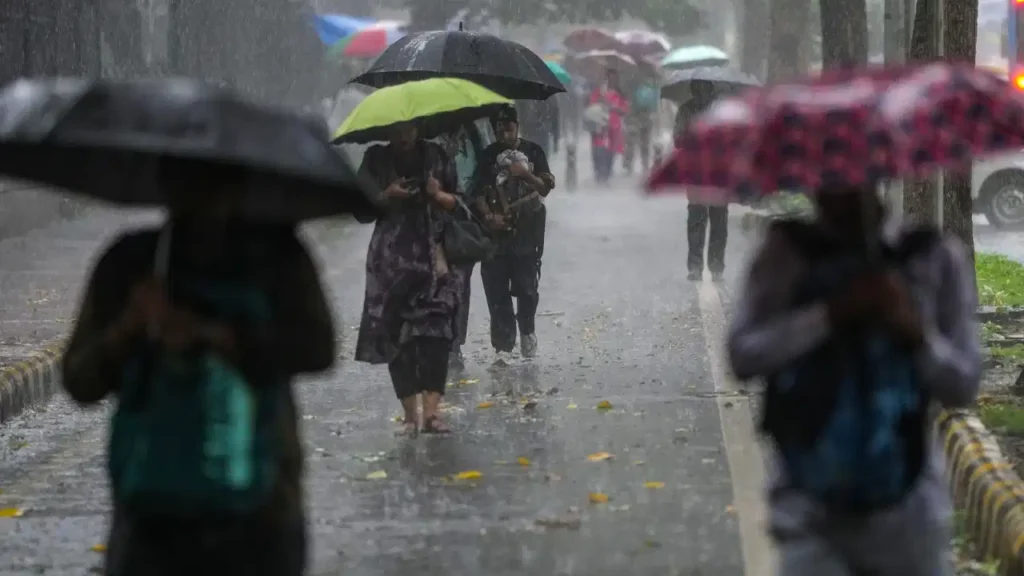 देश में मॉनसून का विकराल रूप: बंगाल की खाड़ी में डीप डिप्रेशन से कई राज्यों में भारी बारिश, IMD का अलर्ट