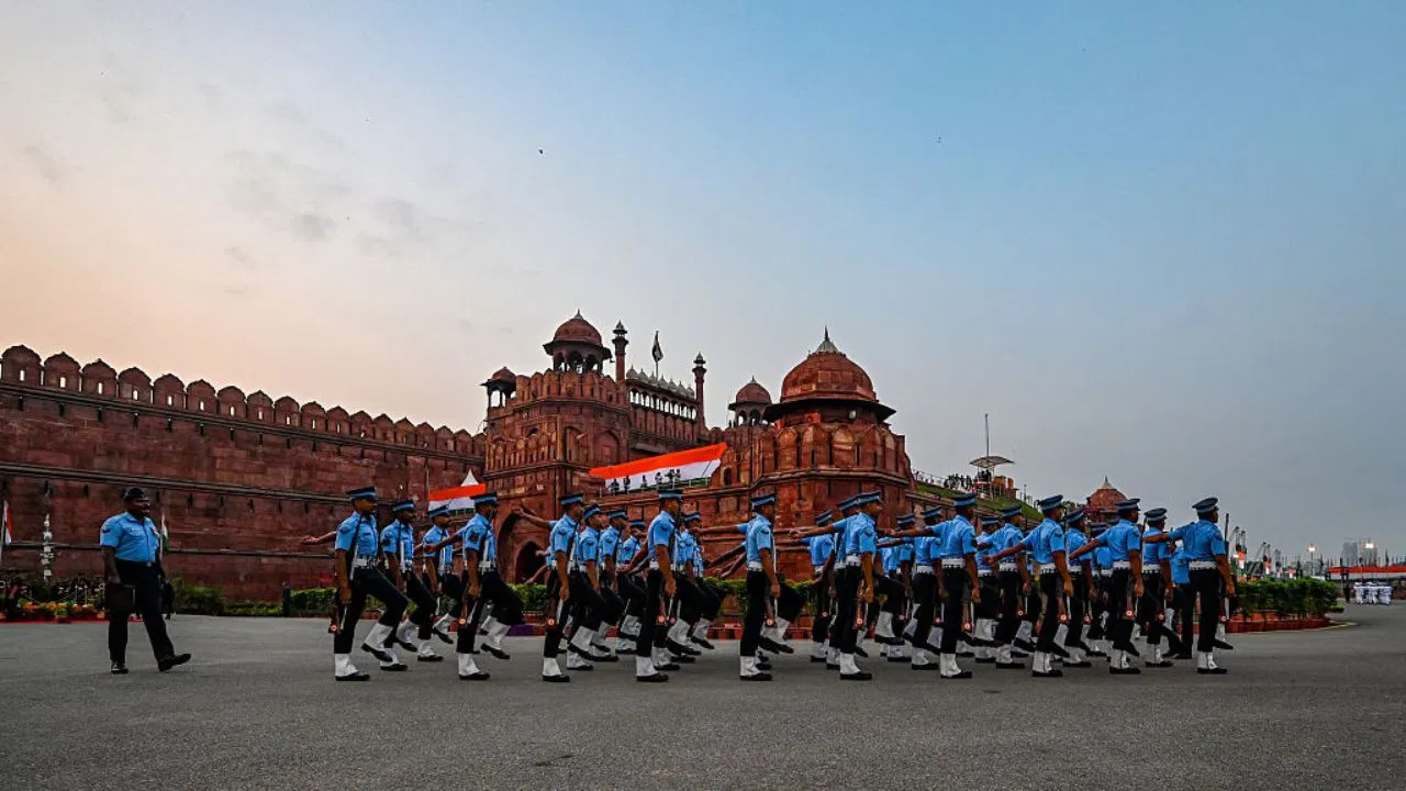 क्या भारत में नागरिकों को हासिल है पूरी आजादी? जानिए संविधान प्रदत्त 11 अधिकारों के साथ जुड़ी अहम कानूनी शर्तें