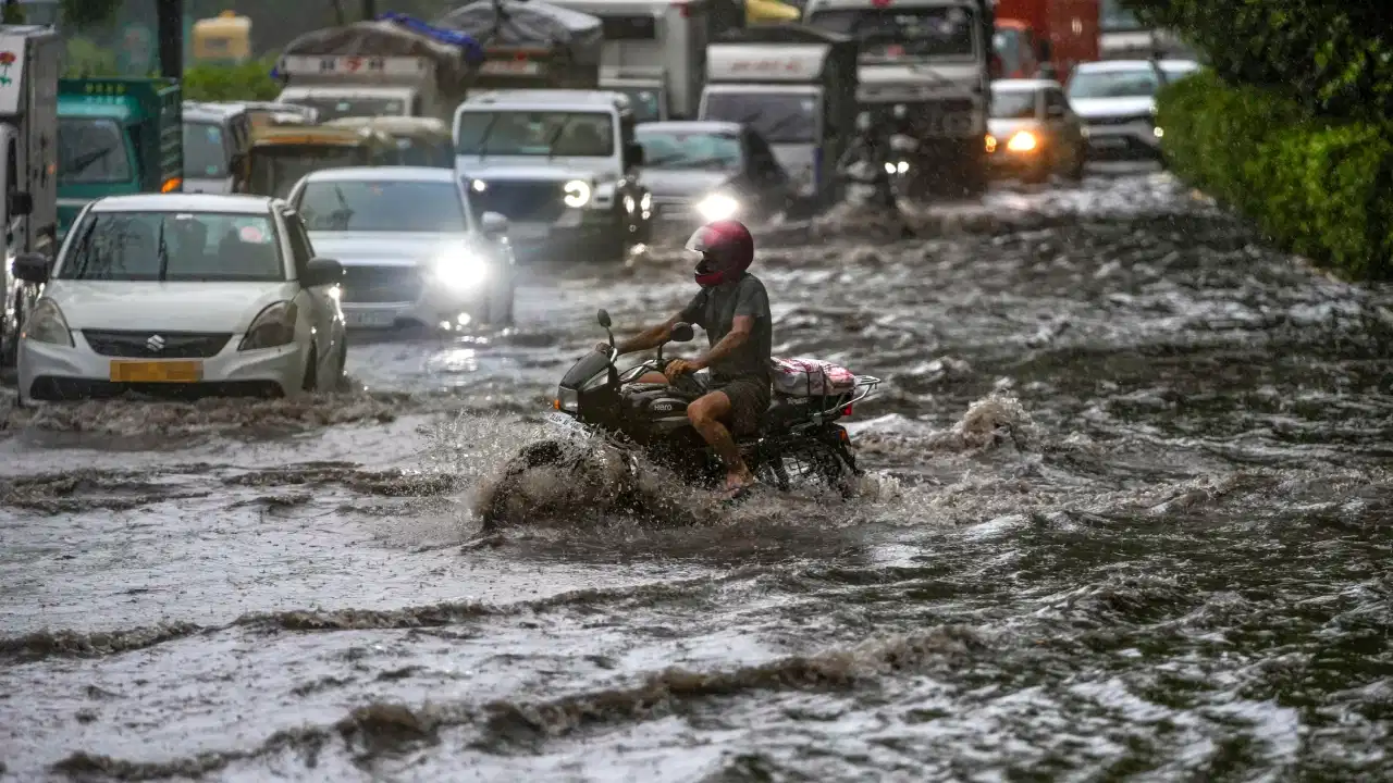 मानसून का रौद्र रूप! यूपी, बिहार समेत 15 राज्यों में भारी बारिश का अलर्ट; दिल्ली में तूफानी हवाओं की चेतावनी