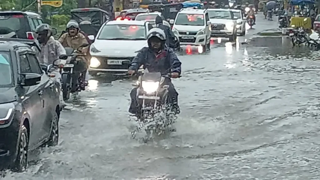 रांची में मूसलाधार बारिश से जनजीवन अस्त-व्यस्त, सड़कों पर भरा पानी और थमी शहर की रफ्तार