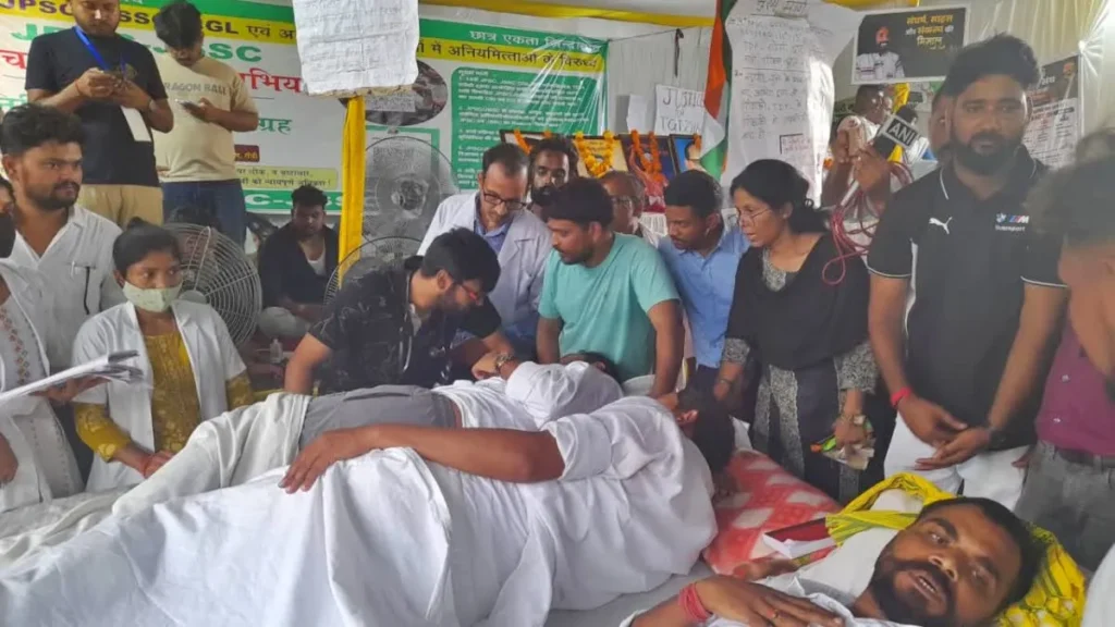 रांची में छात्र आंदोलन के दौरान आमरण अनशन पर बैठे दो और छात्रों की तबीयत बिगड़ी, अनशनस्थल पर पहुंचे डॉक्टर