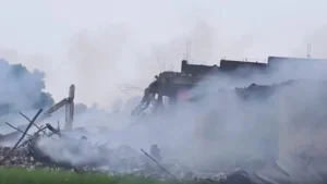 कौशांबी में अवैध पटाखा फैक्ट्री में भीषण विस्फोट: 11 की मौत, दर्जनों घायल; 10 बुलडोजर से हटाया जा रहा मलबा