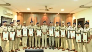 दंतेवाड़ा पुलिस के साहस को अमित शाह का सलाम! SP चंद्रमोहन सिंह ने सम्मानित किए नक्सल मोर्चे पर डटे 13 पुलिस अधिकारी