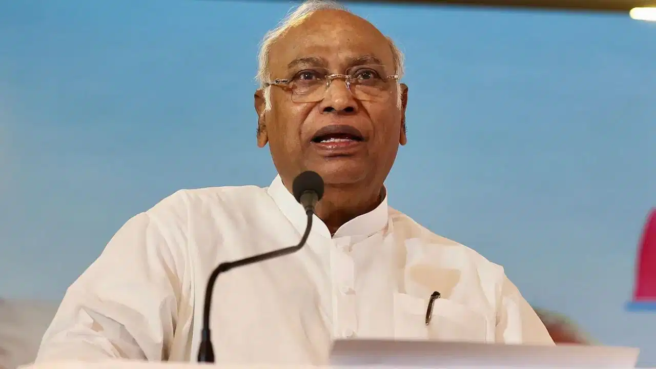 कांग्रेस मुख्यालय में CWC की अहम बैठक: खरगे बोले—12 वर्षों में युवाओं का भविष्य तबाह, PM मोदी दें जवाब