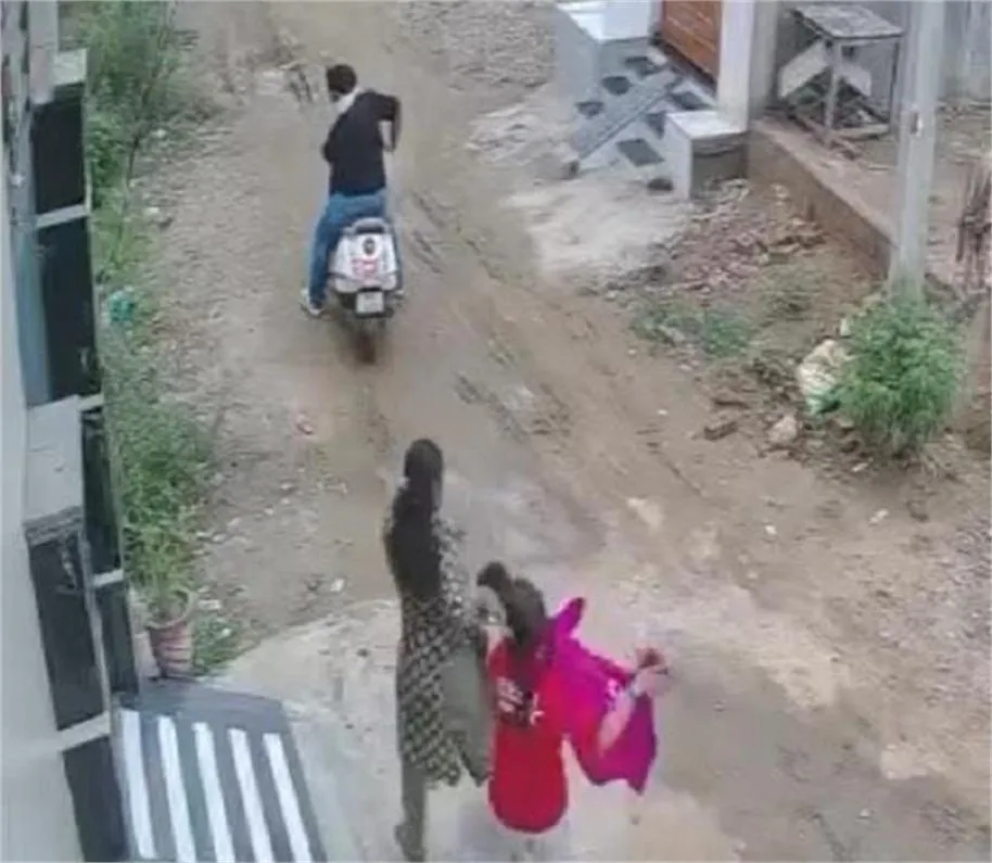लुधियाना में कलयुगी मां ने प्रेमी संग किया 3 साल की बेटी का अपहरण! बचाने उतरी 12 साल की बहन को चलती स्कूटी से 50 मीटर घसीटा