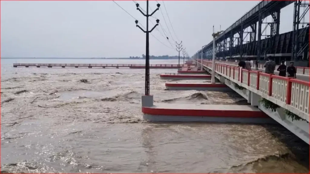 नेपाल में ग्लेशियल झील फटने से बिहार में हाई अलर्ट: गंडक बराज के सभी 36 फाटक खोले गए, कोसी-सारण तटबंधों पर 24 घंटे पहरा