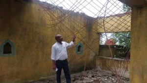लातेहार में भ्रष्टाचार की भेंट चढ़ा सरहुल सरना स्थल: निर्माण के 2 साल में ही भरभराकर गिरी मंडप की छत, ग्रामीणों में रोष
