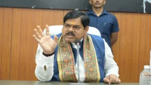बिहार में सियासी घमासान: शिक्षा मंत्री ने विपक्ष और स्वास्थ्य मंत्री को घेरा, बोले- पीएम मोदी व नीतीश ने राज्य को आगे बढ़ाया