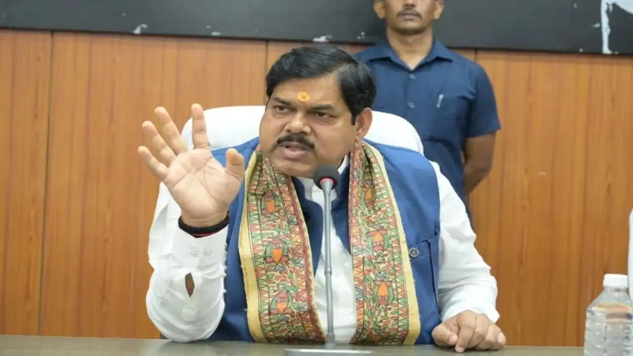 बिहार में सियासी घमासान: शिक्षा मंत्री ने विपक्ष और स्वास्थ्य मंत्री को घेरा, बोले- पीएम मोदी व नीतीश ने राज्य को आगे बढ़ाया