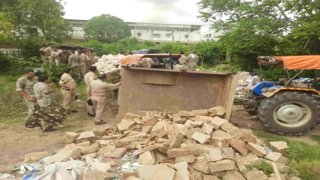 मुरैना में अवैध पत्थर मंडी पर पुलिस का बड़ा शिकंजा: 5 ट्रैक्टर-ट्रॉली जब्त, भगदड़ में पलटी ट्रॉलियां; 3 गिरफ्तार