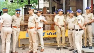 दक्षिण मुंबई के नेवी नगर में सनसनी: भारतीय नौसेना के नाविक, पत्नी और दो मासूम बच्चों के मिले शव; जांच में जुटी पुलिस