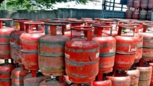 जबलपुर-भोपाल NH-45 पर बंद ढाबे में चल रहा था अवैध गैस रिफिलिंग का काला खेल: पुलिस का छापा, 3 गिरफ्तार और 28 सिलेंडर जब्त