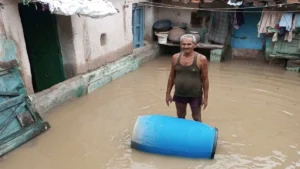 पन्ना में एक घंटे की बारिश से खुला विकास के दावों का पोल: कृष्णगढ़ में घरों में घुसा नाले का गंदा पानी, रतजगा करने को मजबूर ग्रामीण