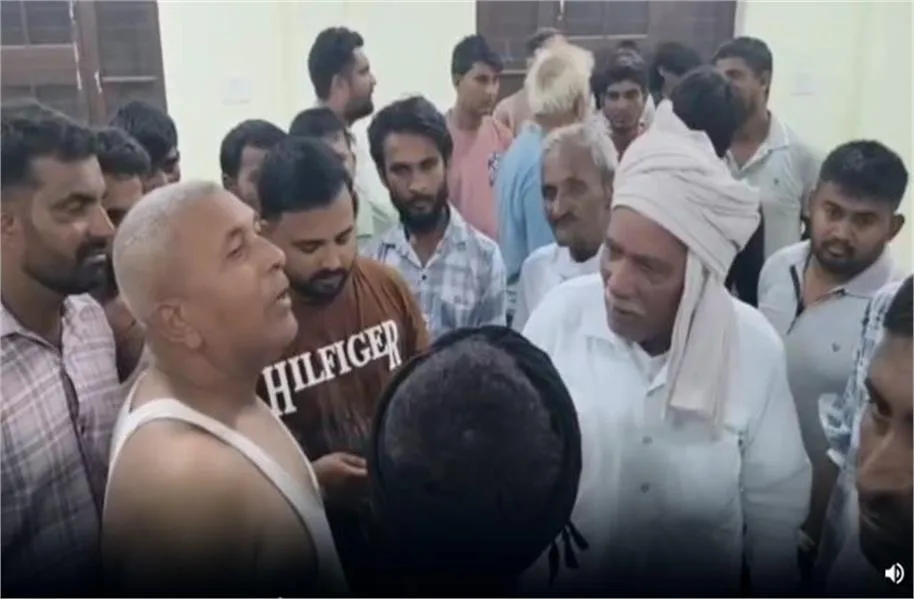 पानीपत के बाबरपुर में युवक से मारपीट के बाद बड़ा फैसला: बिना आधार कार्ड प्रवासी मजदूरों को नहीं मिलेगा कमरा, गांव छोड़ने का फरमान