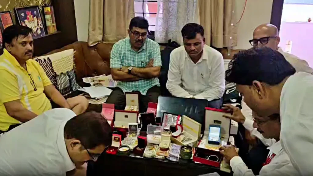 इंदौर: नगर निगम ARO जितेंद्र पांडे के ठिकानों पर लोकायुक्त की बड़ी कार्रवाई, 31 साल की नौकरी में बनाई करोड़ों की काली कमाई