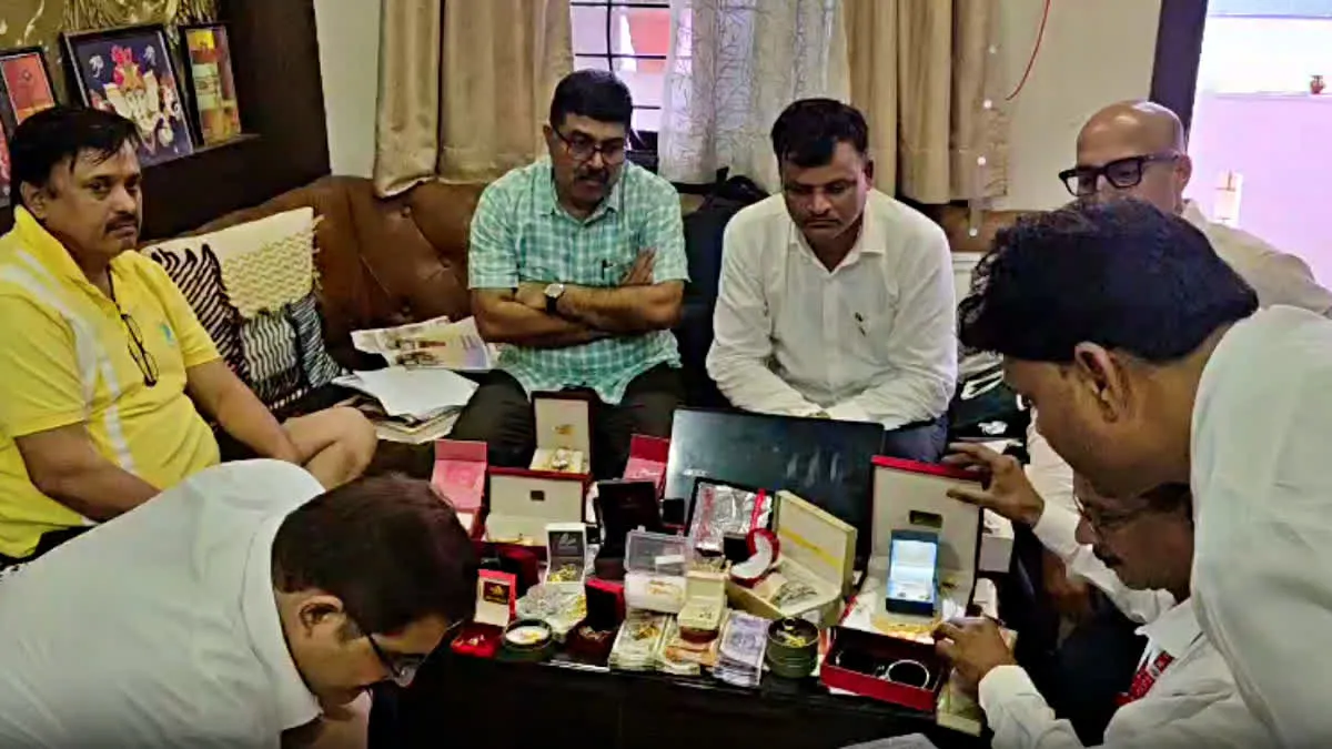 इंदौर: नगर निगम ARO जितेंद्र पांडे के ठिकानों पर लोकायुक्त की बड़ी कार्रवाई, 31 साल की नौकरी में बनाई करोड़ों की काली कमाई