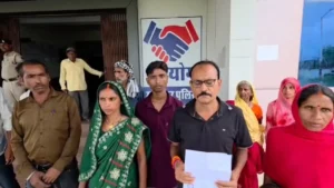 सूरजपुर में डायल 112 से कार टकराने पर भारी बवाल: महिला ने पुलिस पर लगाया मारपीट का आरोप, कांग्रेस नेता के साथ पहुंची SP दफ्तर