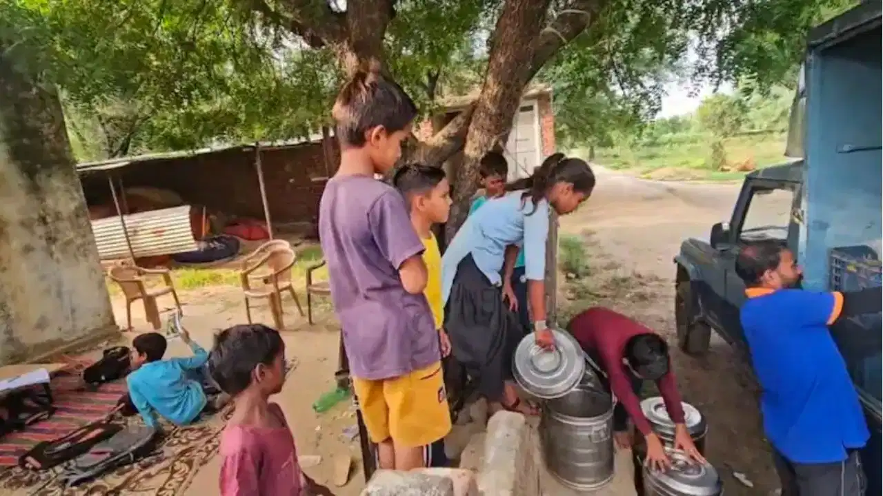 जयपुर में जर्जर स्कूल पर एक्शन: पुराने भवन से 50 मीटर दूर ग्रामीण के मकान में शिफ्ट हुई कक्षाएं, 16 बच्चे पहुंचे
