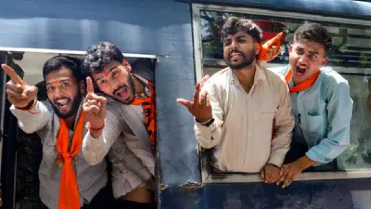 झारखंड में नौकरी अभ्यर्थियों के प्रदर्शन पर पुलिस का कड़ा एक्शन: गिरिडीह और हजारीबाग में 3 नई FIR, 900 से अधिक पर केस