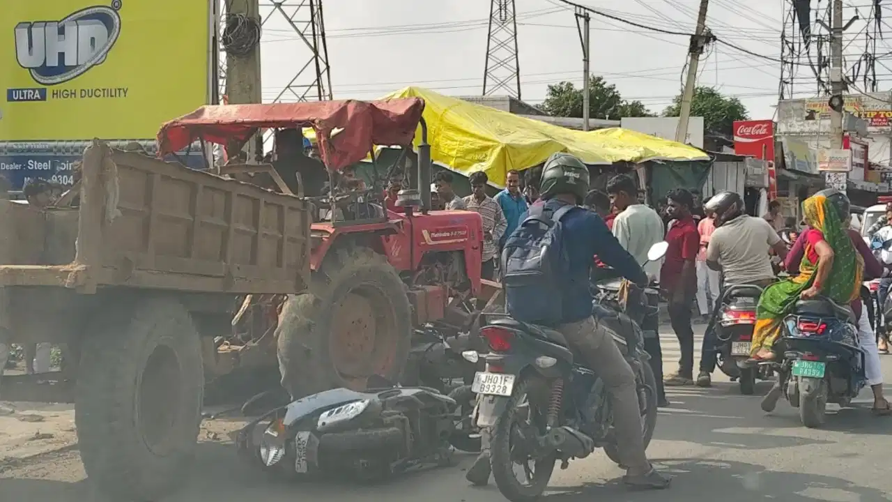 रांची के कांके रोड पर बेकाबू ट्रैक्टर का तांडव: आधा दर्जन बाइक-स्कूटी को रौंदा, एक गंभीर रूप से घायल