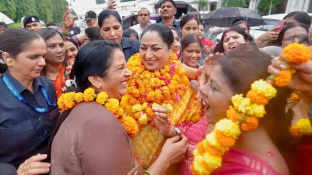 दिल्ली की महिलाओं को मिलेंगे ₹2,500! CM रेखा गुप्ता बोलीं— “1,000 वॉलेट में और बाकी FD में जाएंगे, बजट ₹5100 करोड़”