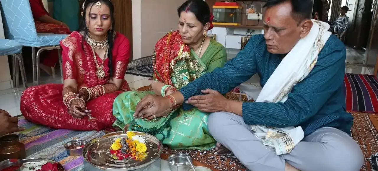 पूजा-पाठ और दान में दाहिने हाथ का विशेष महत्व: शुभता, सम्मान और सकारात्मक ऊर्जा का प्रतीक