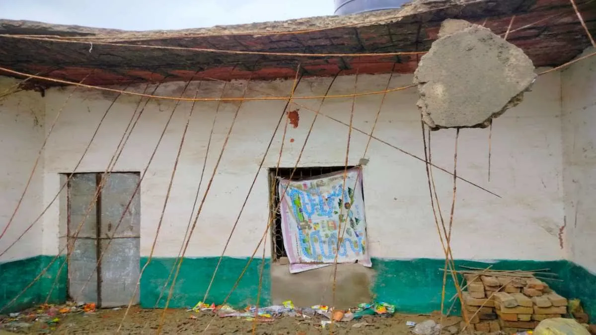 श्योपुर के रघुनाथपुर में स्कूल की छत भरभराकर गिरी, शाम का समय होने से टला बड़ा हादसा