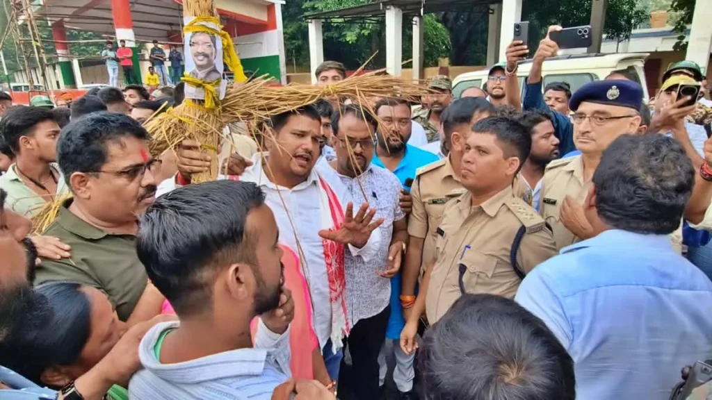 गिरिडीह में सीएम हेमंत सोरेन का पुतला दहन पर संग्राम: प्रशासन ने छीना पुतला, भाजपा नेताओं से तीखी नोकझोंक