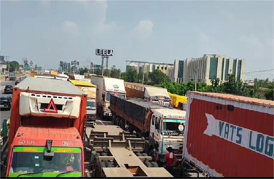 स्वतंत्रता दिवस पर दिल्ली-सोनीपत बॉर्डर पर हाई अलर्ट: कुंडली बॉर्डर और NH-44 पर 6 जगह बैरिकेडिंग, भारी वाहन KGP-KMP पर डायवर्ट